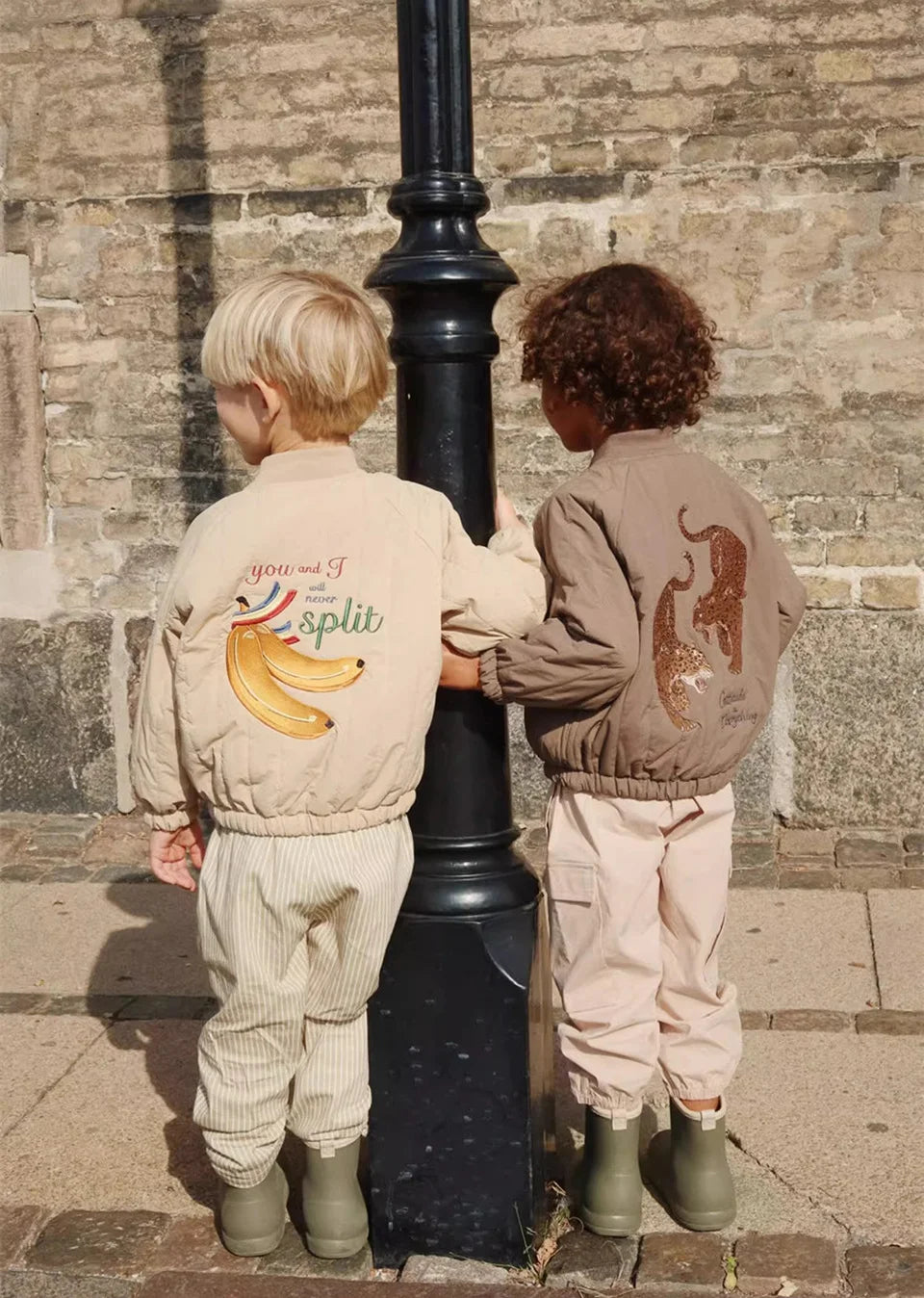 Jaquetas de inverno 2025 para bebês meninos, em lã de cordeiro com lantejoulas e desenhos animados. Roupas infantis para meninas, casaco corta-vento, estilo aviador, tamanhos de 1 a 9 anos.