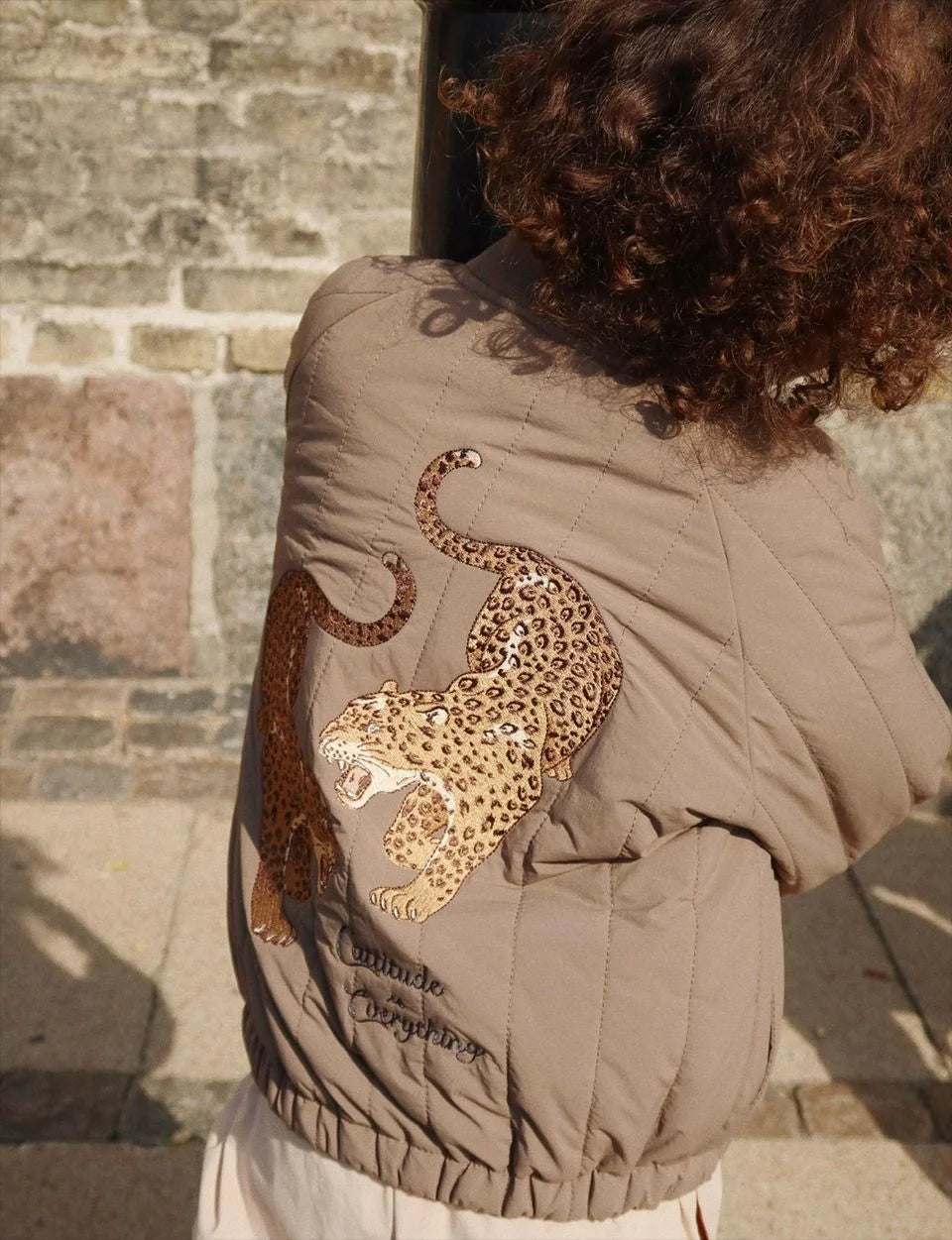 Jaquetas de inverno 2025 para bebês meninos, em lã de cordeiro com lantejoulas e desenhos animados. Roupas infantis para meninas, casaco corta-vento, estilo aviador, tamanhos de 1 a 9 anos.