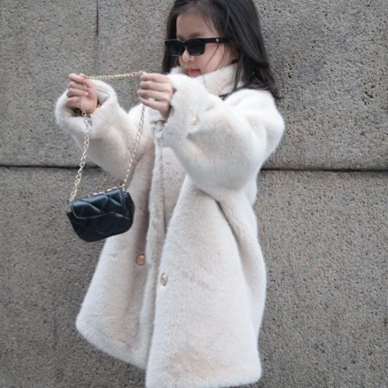 Jaqueta infantil feminina de veludo imitação de vison, modelo suéter branco casual e folgado, coleção outono/inverno 2025.